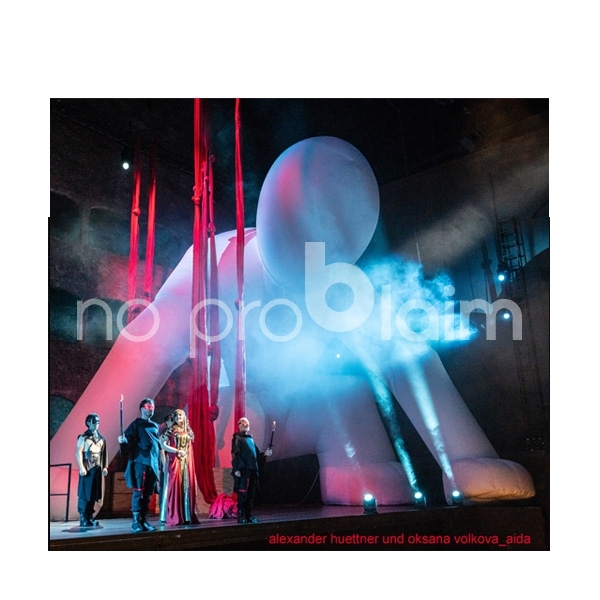 super riesige aufblasbare Figur AIDA für das Salzburger Landetheater